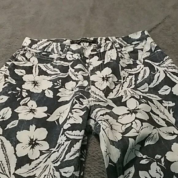 Capri jeans with white flowers, never worn - Picture 2 of 4